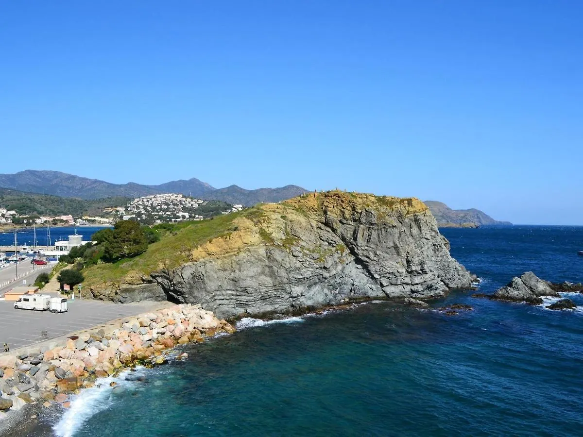 Apartamento Espacioso En Llanca Cerca De La Playa Con Terraza Y Acepta Mascotas - Es-170-39 0*,  Spain