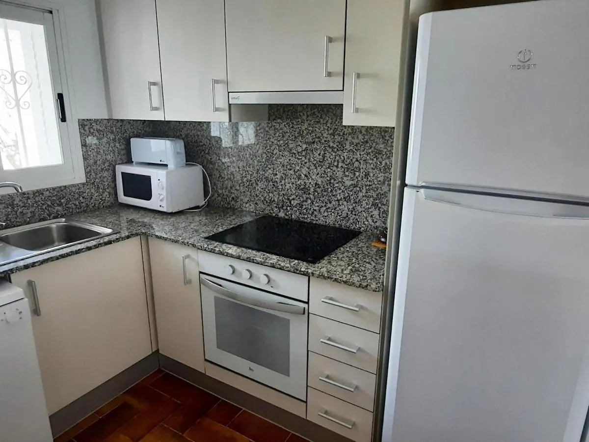 Apartamento Espacioso En Llanca Cerca De La Playa Con Terraza Y Acepta Mascotas - Es-170-39