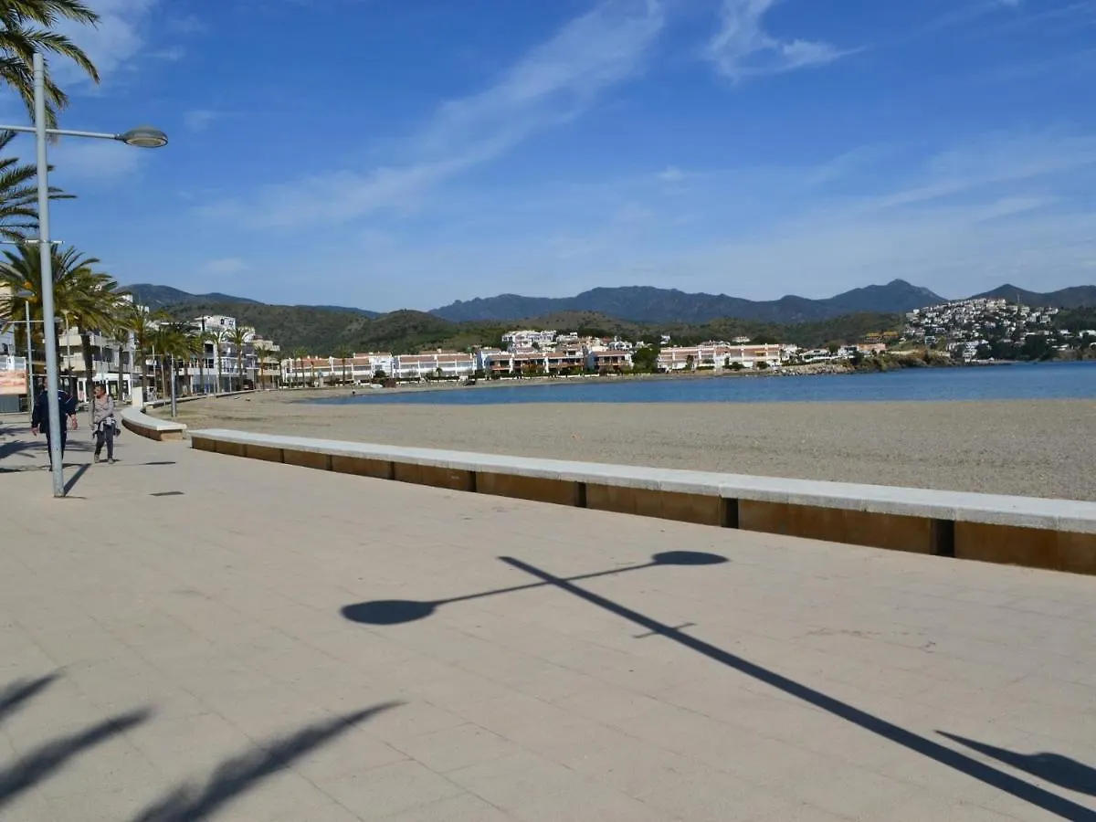 Apartamento Espacioso En Llanca Cerca De La Playa Con Terraza Y Acepta Mascotas - Es-170-39