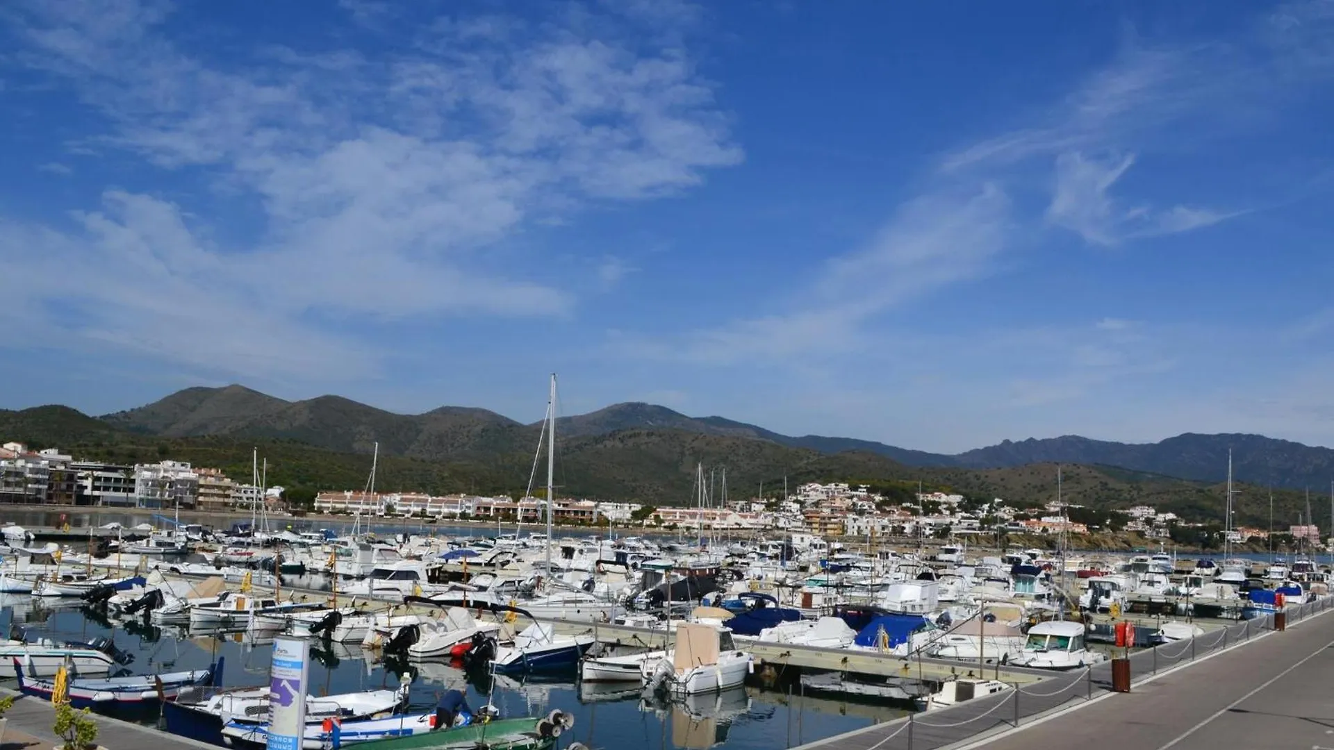Apartamento Espacioso En Llanca Cerca De La Playa Con Terraza Y Acepta Mascotas - Es-170-39 Espagne