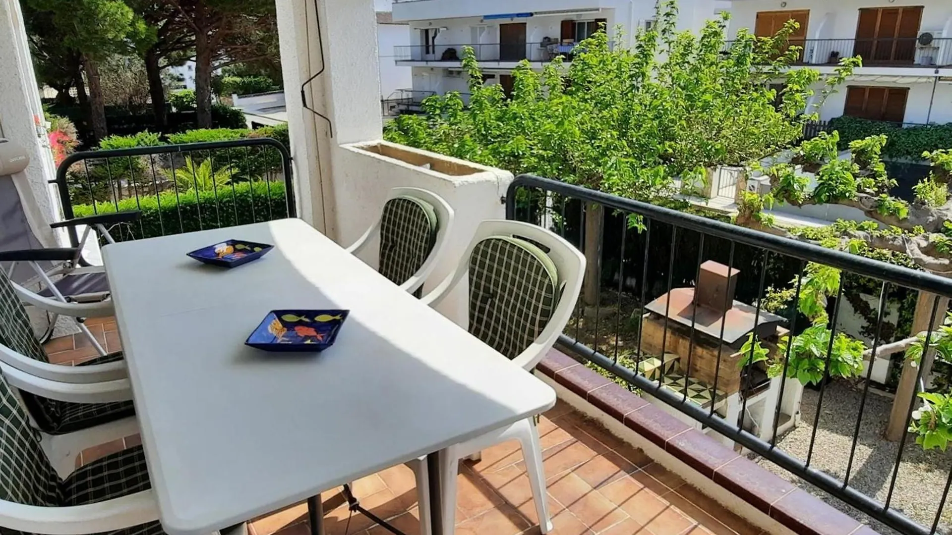 Apartamento Espacioso En Llanca Cerca De La Playa Con Terraza Y Acepta Mascotas - Es-170-39 location