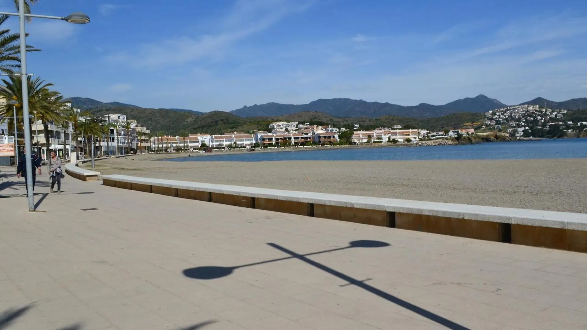 Apartamento Espacioso En Llanca Cerca De La Playa Con Terraza Y Acepta Mascotas - Es-170-39 0*,