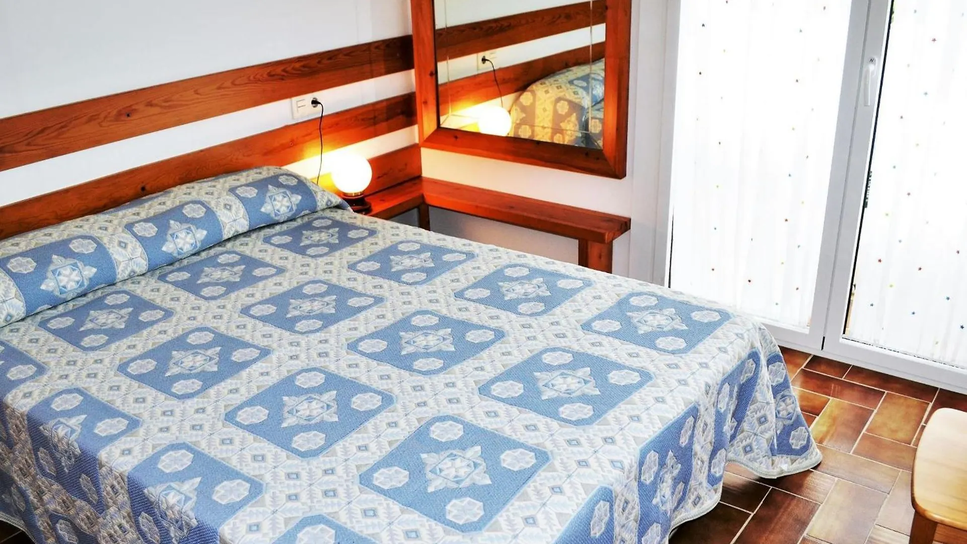 Apartamento Espacioso En Llanca Cerca De La Playa Con Terraza Y Acepta Mascotas - Es-170-39
